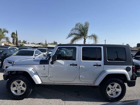 Used 2010 Jeep Wrangler Unlimited Sahara AWD/4WD image 5