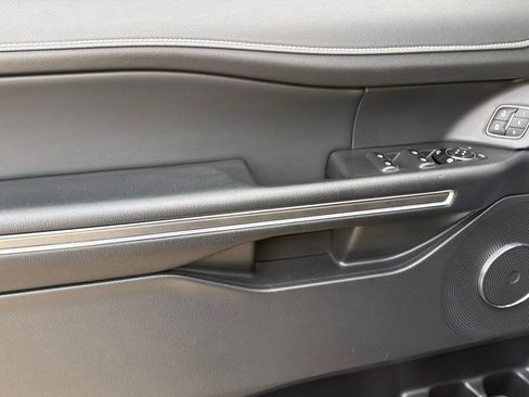 Used 2023 Ford Expedition XLT image 12