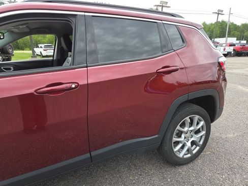 Used 2022 Jeep Compass Latitude AWD/4WD image 32