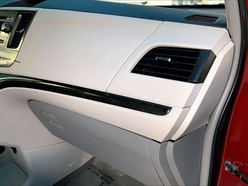 Used 2013 Toyota Sienna LE image 18