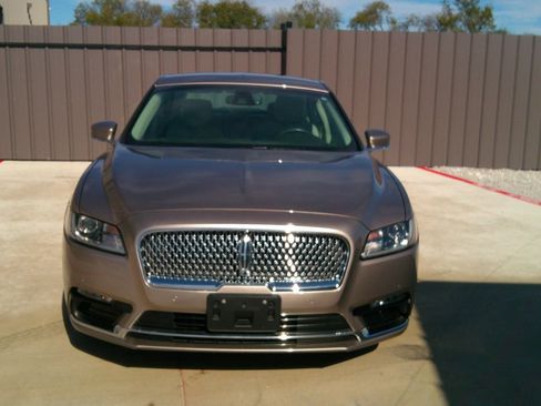 Used 2019 Lincoln Continental Select image 3