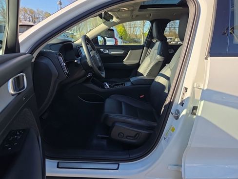 Certified 2025 Volvo XC40 B5 Plus AWD/4WD image 4