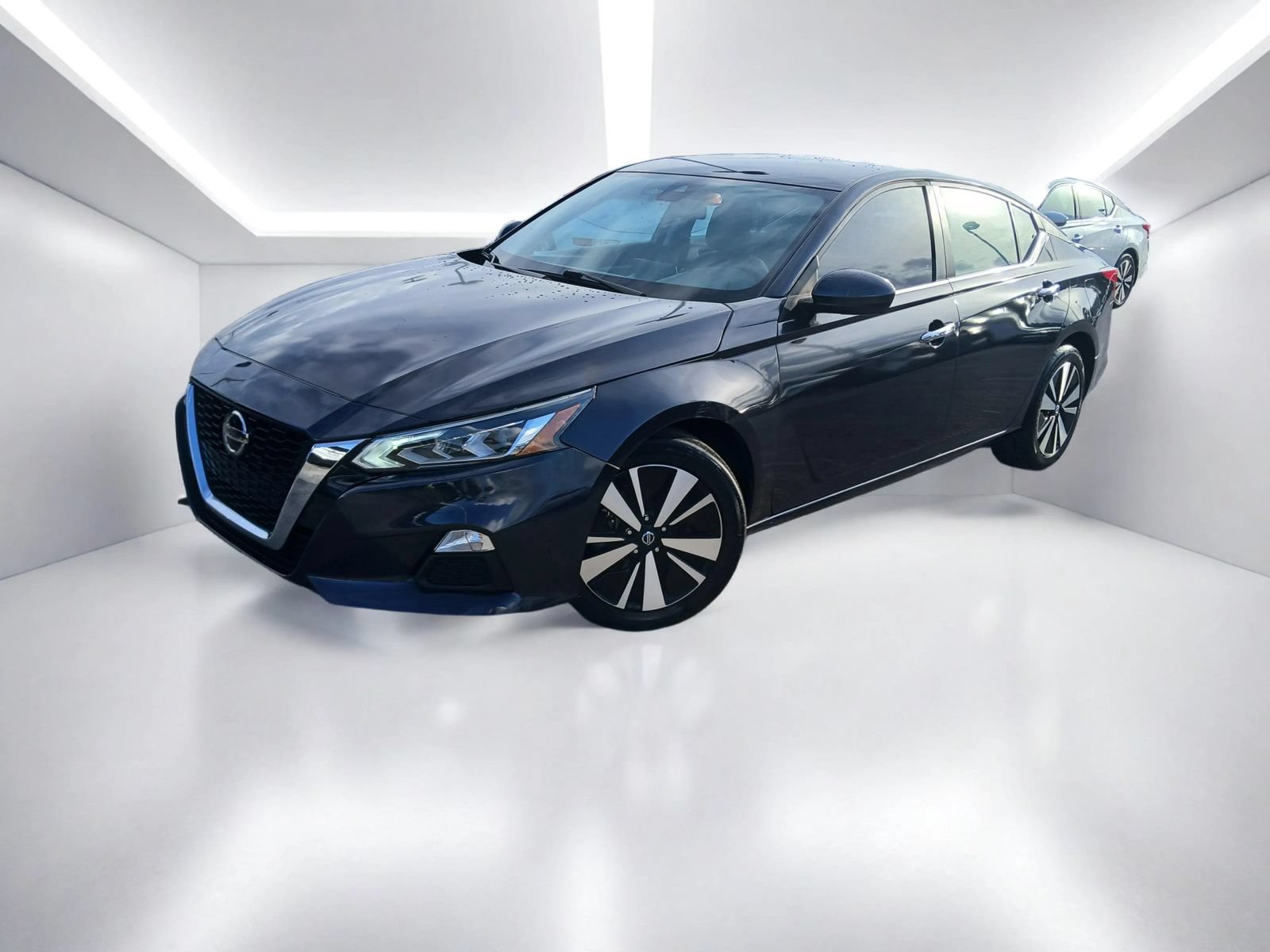 Used 2021 Nissan Altima 2.5 SV FWD image 2