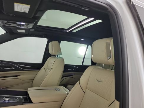 Used 2024 Cadillac Escalade Premium Luxury RWD image 18