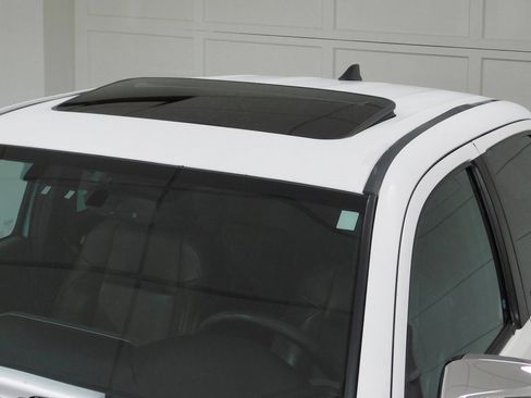 Used 2017 Toyota Tacoma Limited image 18