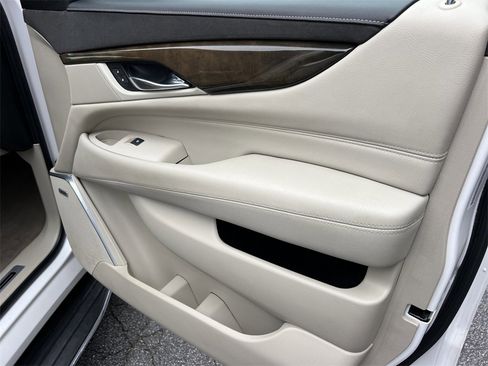 Used 2020 Cadillac Escalade Luxury image 15