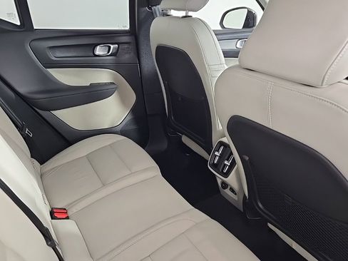 Certified 2023 Volvo XC40 B5 Ultimate w/ Climate Package image 13