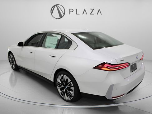 Certified 2025 BMW 530i xDrive w/ Premium Package image 3