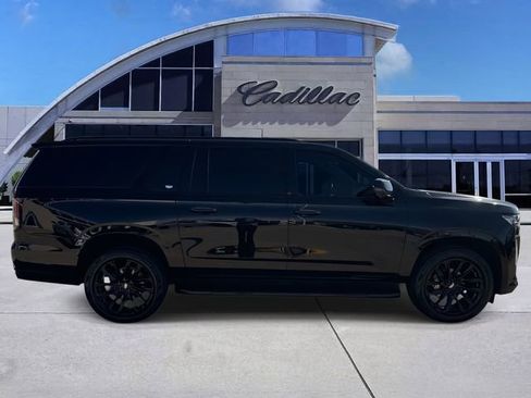 Used 2023 Cadillac Escalade ESV Sport w/ LPO, ONYX Package image 4