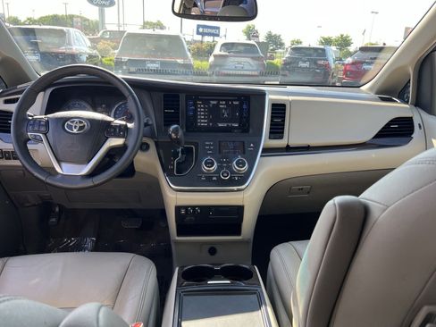 Used 2017 Toyota Sienna XLE w/ XLE Navigation Package FWD image 22