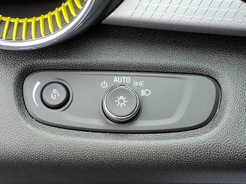Used 2025 Chevrolet Trax LT FWD image 15