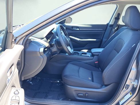 Used 2025 Nissan Altima 2.5 SV FWD image 10