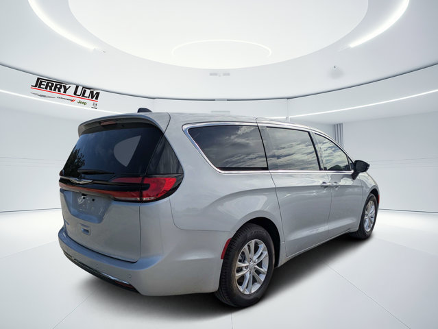 New 2026 Chrysler Pacifica Select FWD image 3
