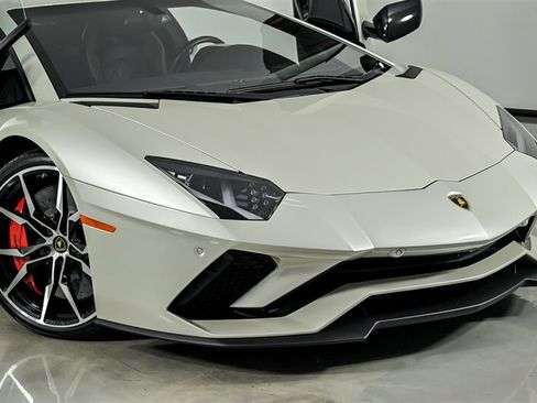 Used 2017 Lamborghini Aventador S AWD/4WD image 2