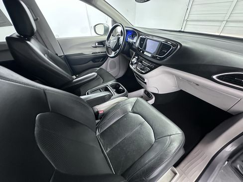 Used 2020 Chrysler Pacifica Touring-L FWD image 43