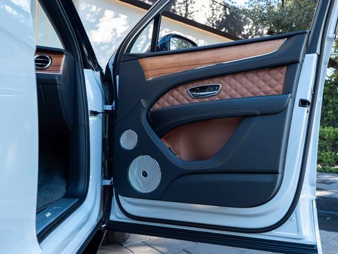 Used 2023 Bentley Bentayga image 58