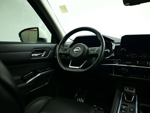 Used 2024 Nissan Pathfinder SL image 18