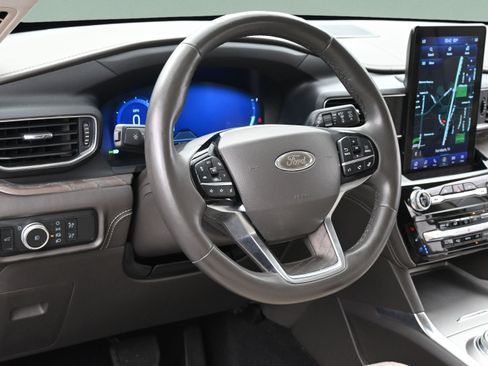 Used 2022 Ford Explorer Platinum w/ Equipment Group 601A AWD/4WD image 13