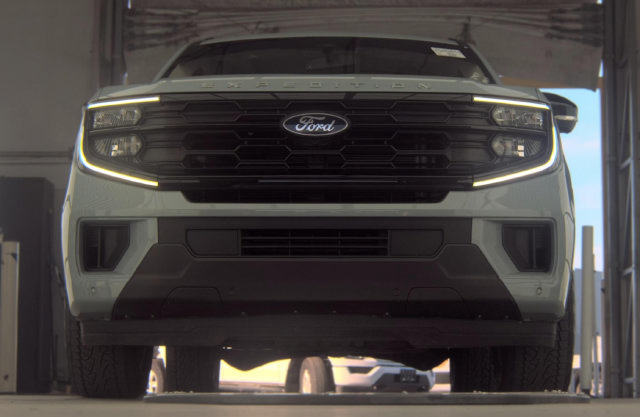 Used 2025 Ford Expedition Active AWD/4WD image 3