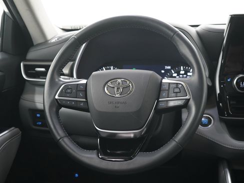 Used 2021 Toyota Highlander XLE FWD image 15