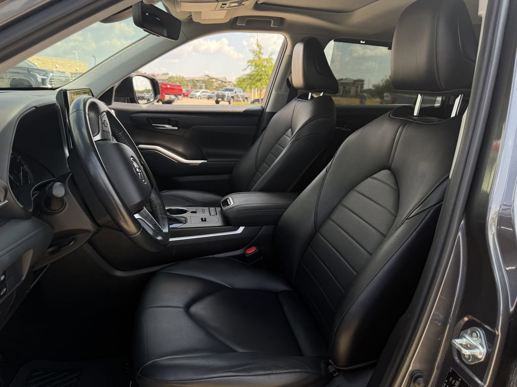 Used 2021 Toyota Highlander XLE FWD image 25