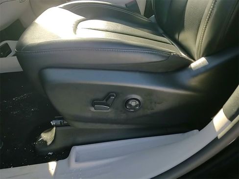 Used 2024 Chrysler Pacifica Touring-L image 25