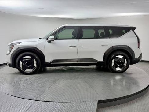 Used 2024 Kia EV9 Light Long Range RWD image 3