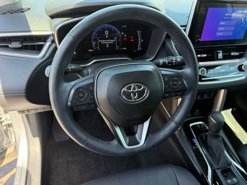 Used 2025 Toyota Corolla Cross XLE w/ Convenience Package FWD image 17