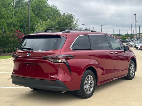 Used 2025 Toyota Sienna XLE FWD image 12