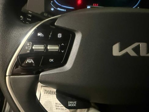 Used 2025 Kia Niro LX image 27