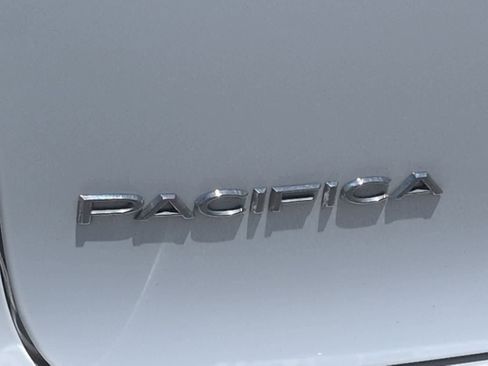 Used 2023 Chrysler Pacifica Touring-L FWD image 13