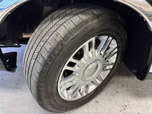 Used 2009 Lincoln Town Car Signature Limited image 23