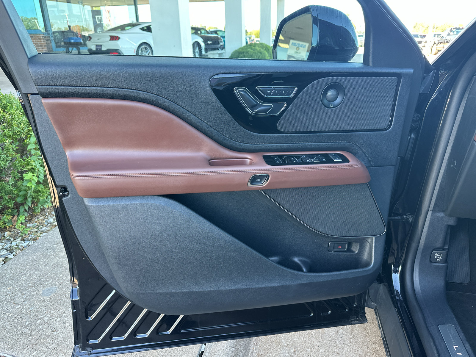 Used 2025 Lincoln Aviator Reserve w/ Jet Appearance Package AWD/4WD image 15