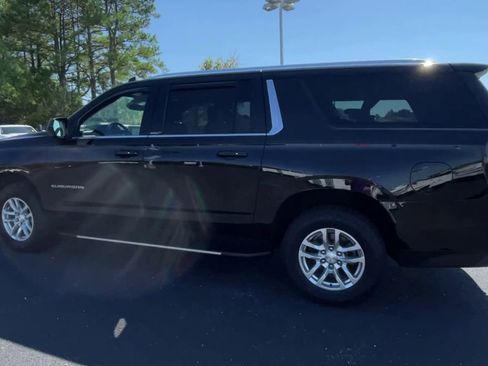 Used 2022 Chevrolet Suburban LT image 6