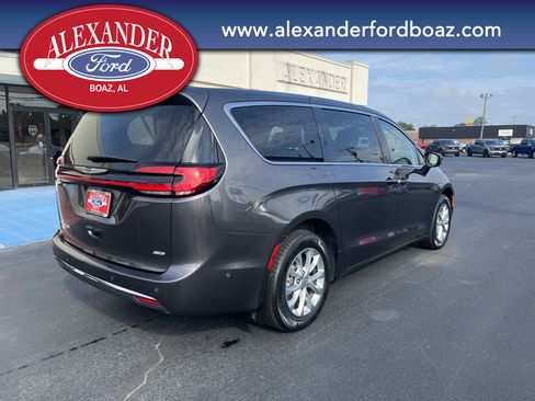 Used 2023 Chrysler Pacifica Touring-L image 4