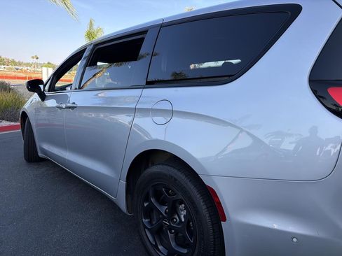 Used 2023 Chrysler Pacifica Touring-L w/ Uconnect Theater Family Group FWD image 14