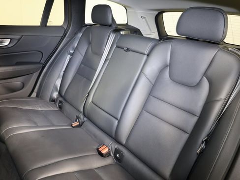 Used 2025 Volvo V60 B5 Cross Country Plus image 11