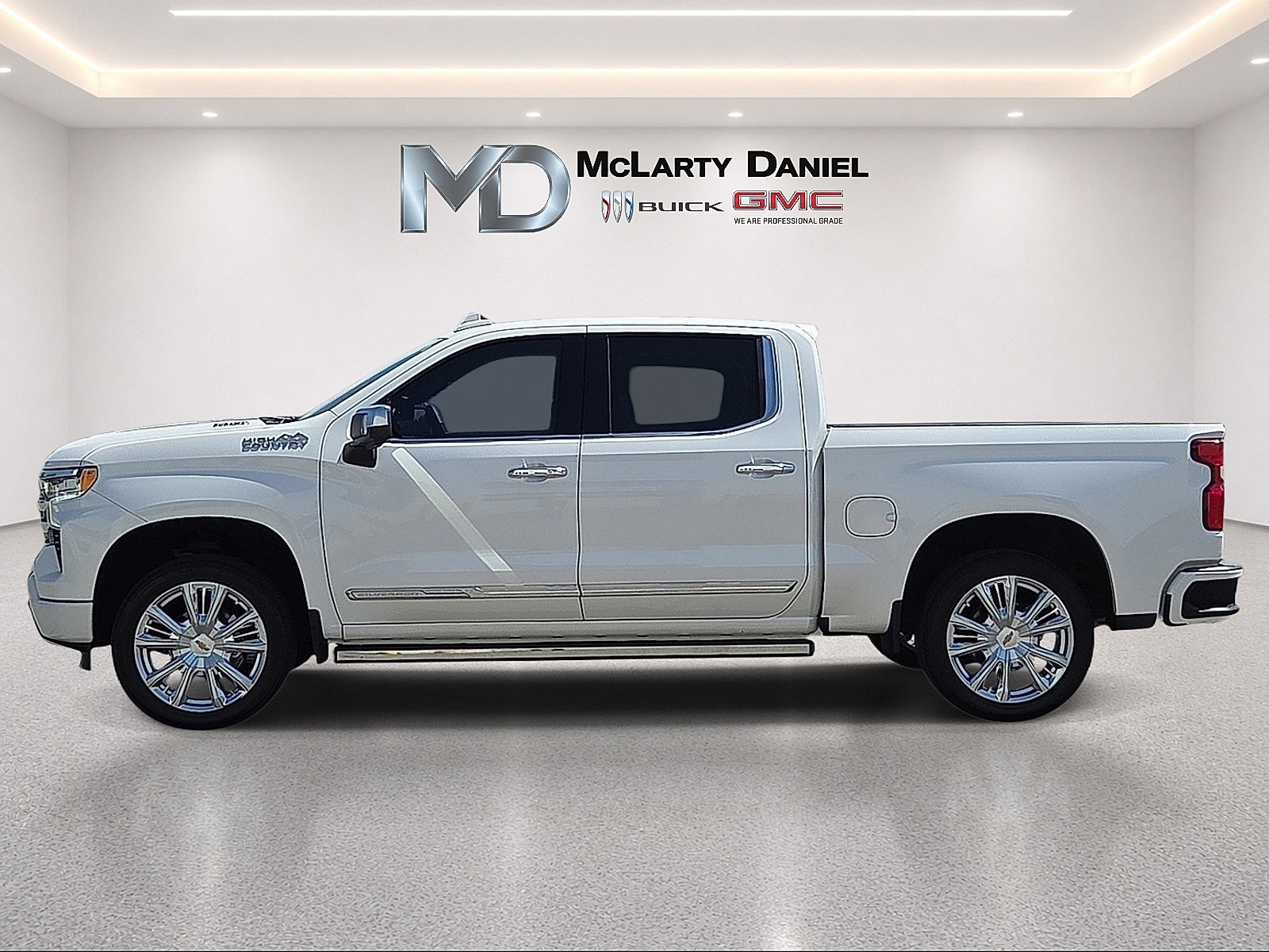 Used 2023 Chevrolet Silverado 1500 High Country w/ High Country Premium Package AWD/4WD image 2