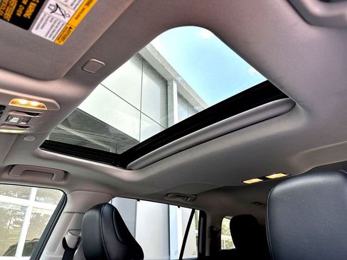 Used 2023 Toyota Highlander XLE FWD image 17