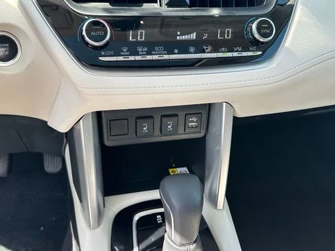 Used 2022 Toyota Corolla Cross XLE w/ Convenience Package FWD image 22