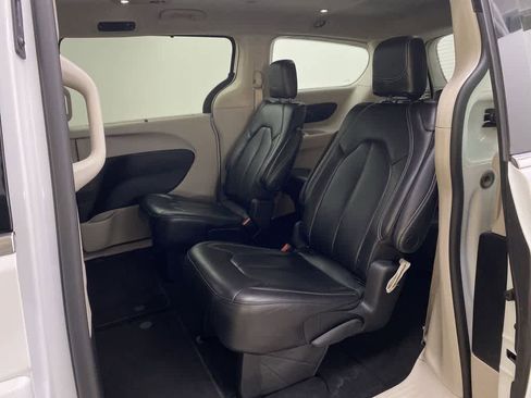 Used 2023 Chrysler Pacifica Touring-L FWD image 15