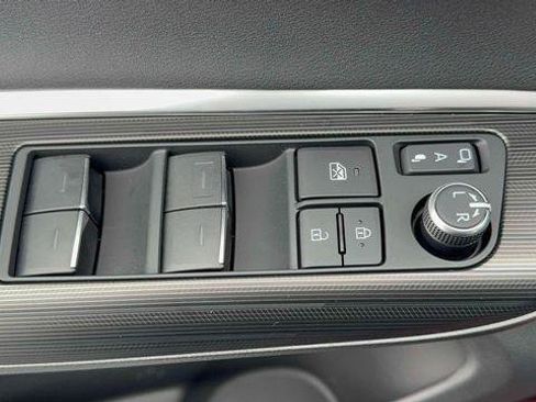 Certified 2023 Toyota Venza Nightshade image 15