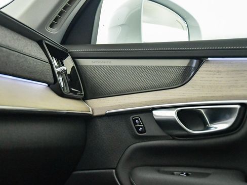 Certified 2025 Volvo XC90 T8 Plus w/ Protection Package Premier image 28