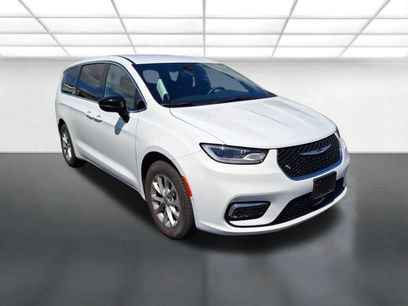 Used 2025 Chrysler Pacifica Select