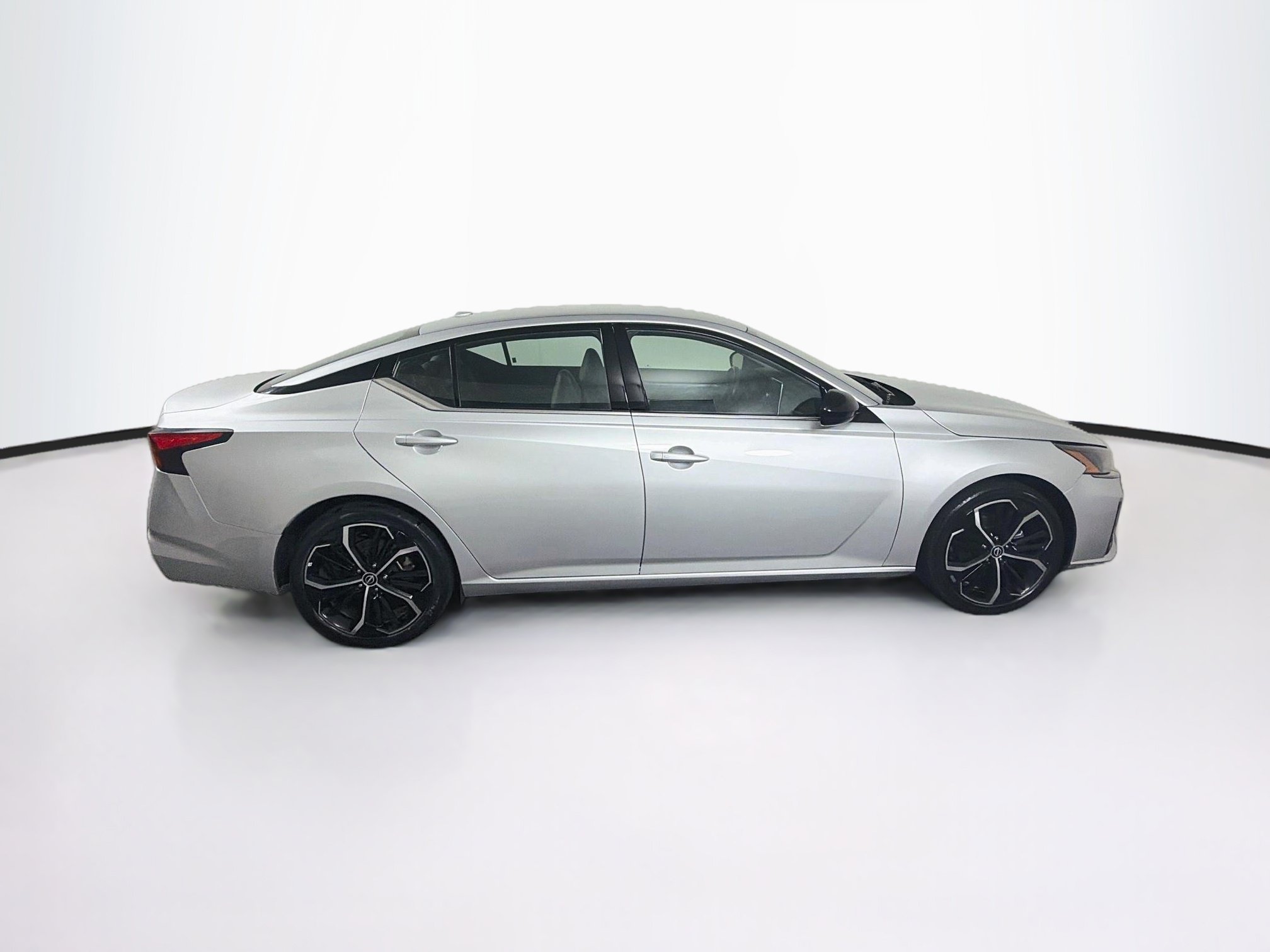 Used 2024 Nissan Altima 2.5 SR FWD image 10