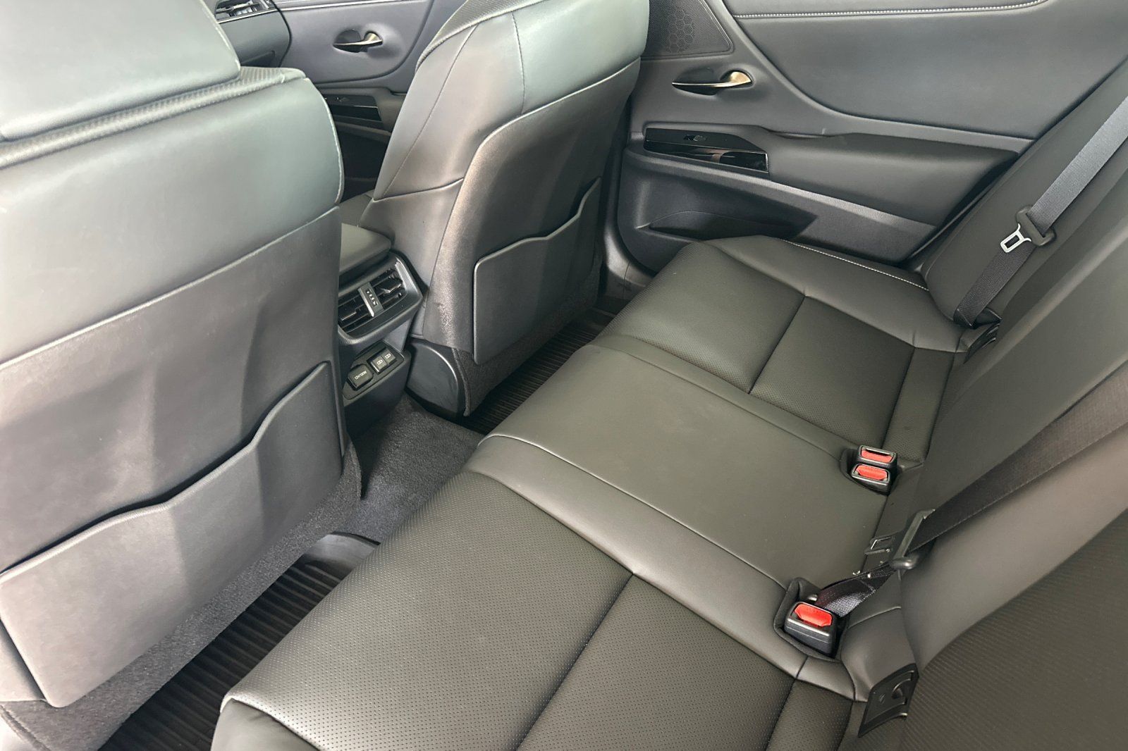 Used 2025 Lexus ES 300h w/ Premium Package FWD image 9