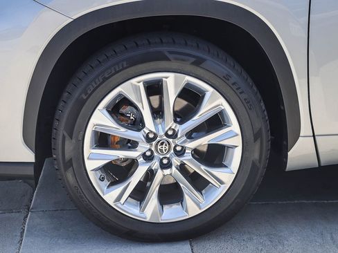 Used 2023 Toyota Highlander Limited FWD image 10