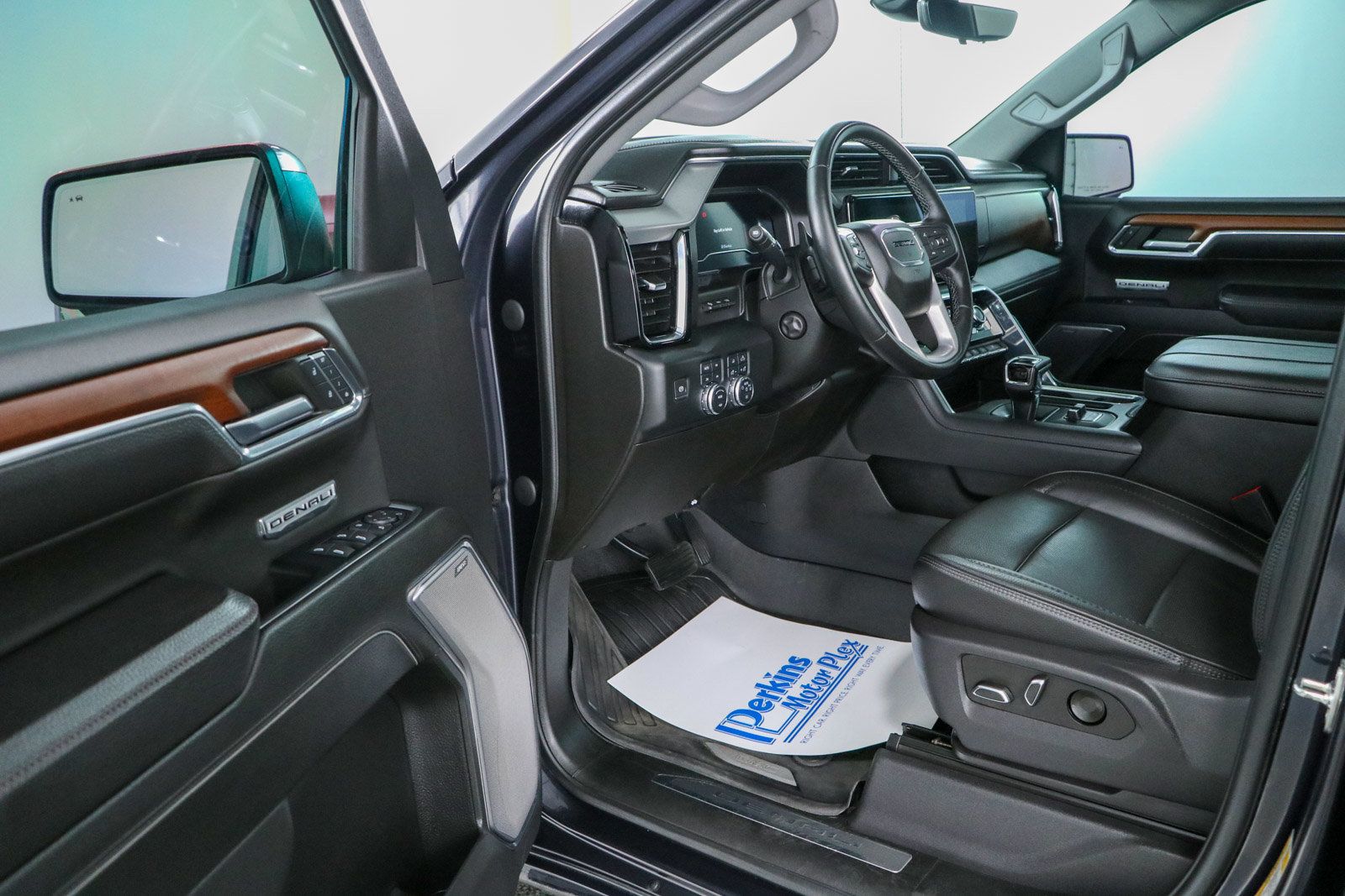 Used 2023 GMC Sierra 1500 Denali w/ Denali Reserve Package AWD/4WD image 3
