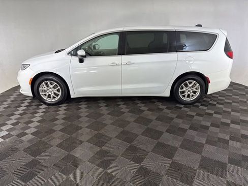 Used 2023 Chrysler Pacifica Touring-L FWD image 8