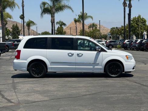 Used 2015 Chrysler Town & Country Limited FWD image 4